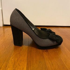 Naturalizer chunky heel with bows